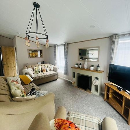 Lucky Lodge With Hot Tub York Esterno foto