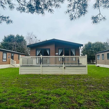 Lucky Lodge With Hot Tub York Esterno foto