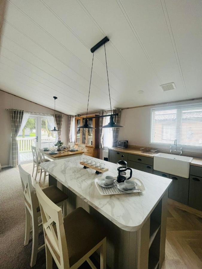 Lucky Lodge With Hot Tub York Esterno foto