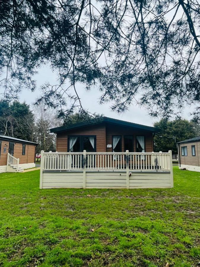 Lucky Lodge With Hot Tub York Esterno foto