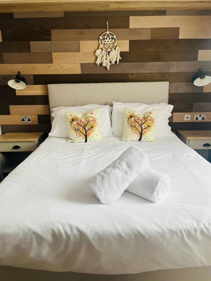 Lucky Lodge With Hot Tub York Esterno foto