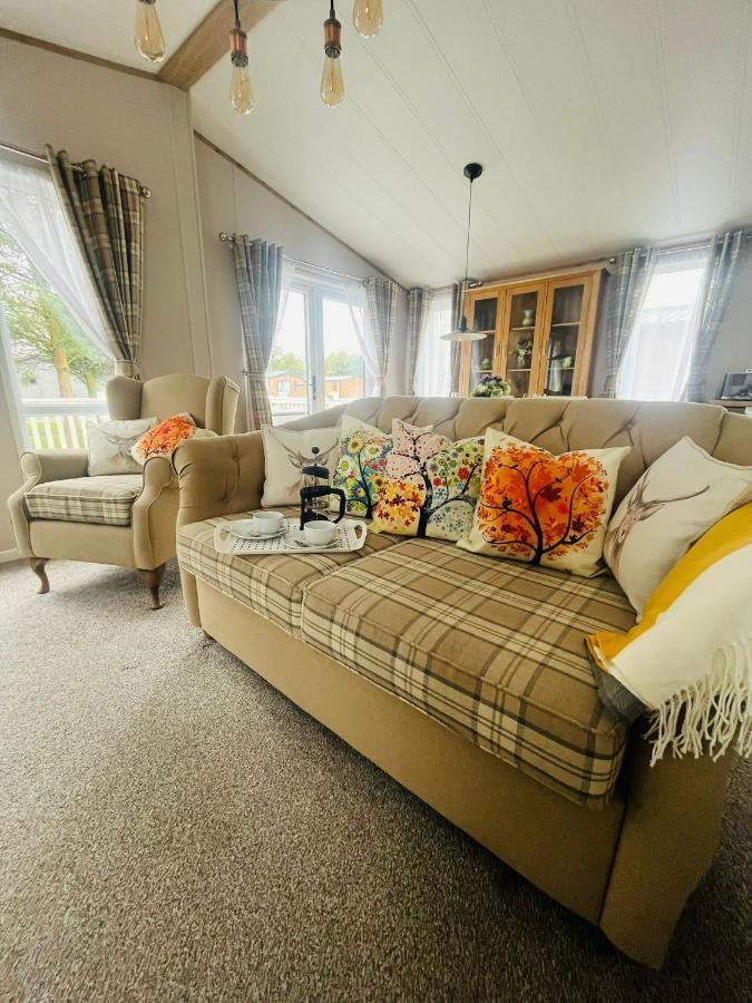 Lucky Lodge With Hot Tub York Esterno foto