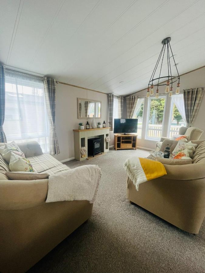 Lucky Lodge With Hot Tub York Esterno foto