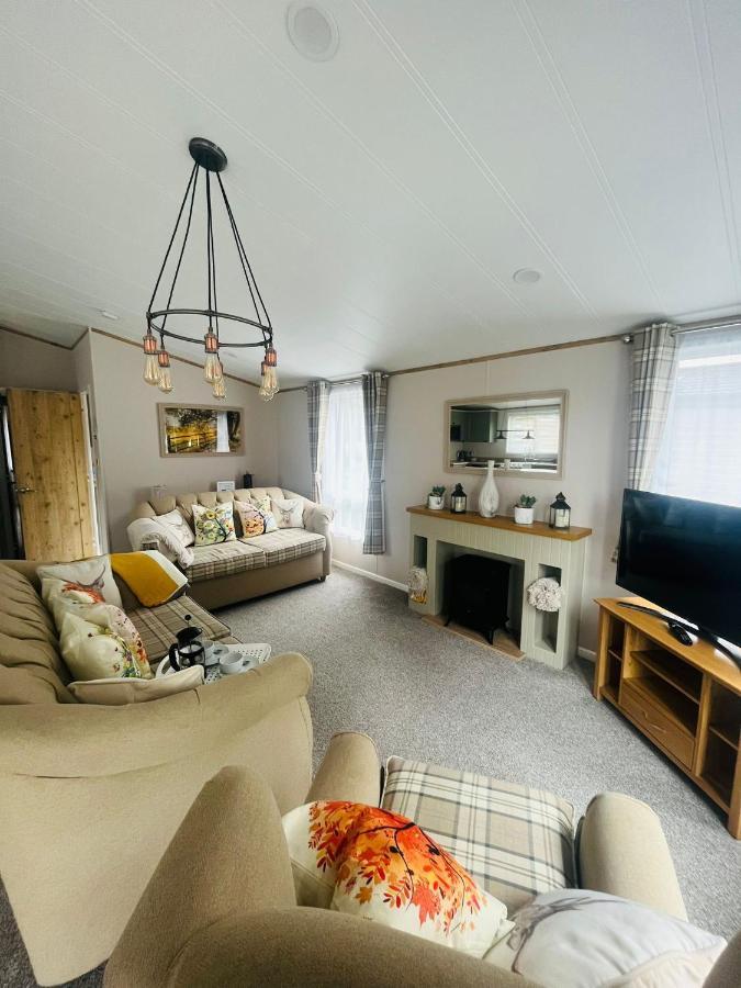 Lucky Lodge With Hot Tub York Esterno foto