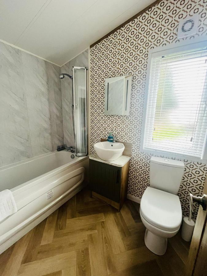 Lucky Lodge With Hot Tub York Esterno foto