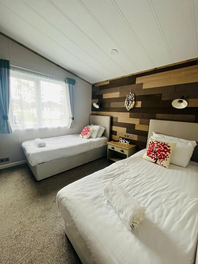 Lucky Lodge With Hot Tub York Esterno foto