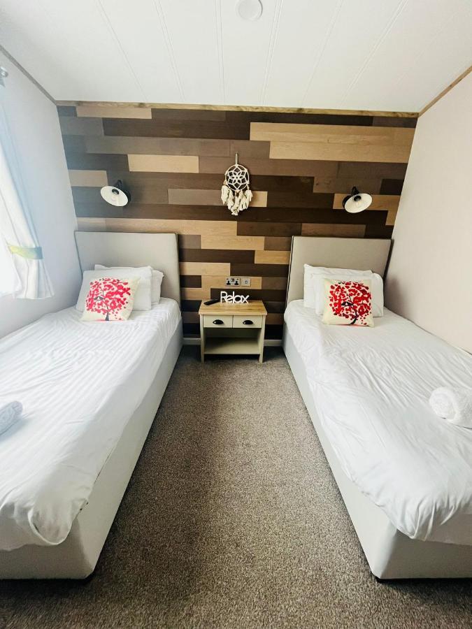 Lucky Lodge With Hot Tub York Esterno foto
